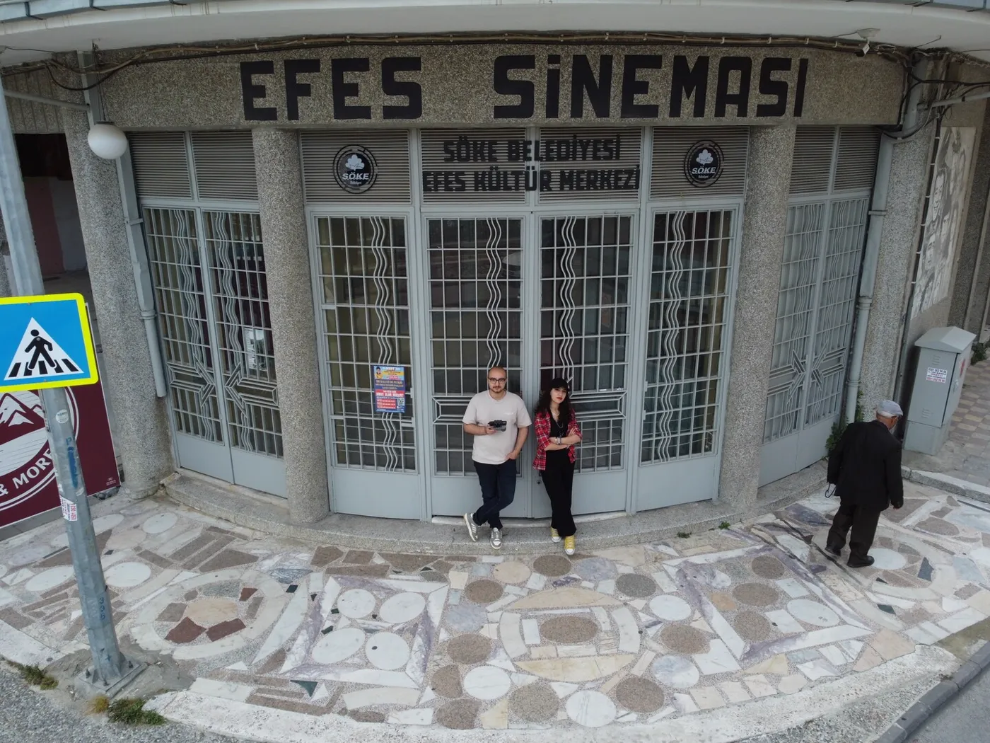 Crew in front of the closed Efes cinema